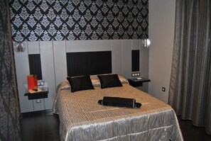 In-room safe, blackout drapes, free WiFi, bed sheets - Hostal Fuente de la Magdalena (Santa Amalia)