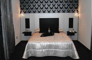 Zimmersafe, Verdunkelungsvorhänge, kostenloses WLAN, Bettwäsche