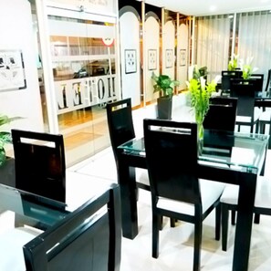 فطور إنجليزي يوميًا مقابل رسوم