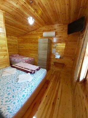 Double or Twin Room | Hypo-allergenic bedding, iron/ironing board, free WiFi, bed sheets