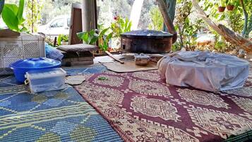 Breakfast and dinner served