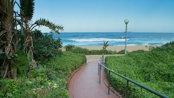 Pantai berhampiran