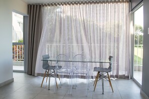 Deluxe appartement, 3 slaapkamers | Dineren op de kamer