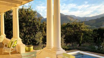 3 Bedroom Cottage | Premium bedding, individually decorated, free cribs/infant beds