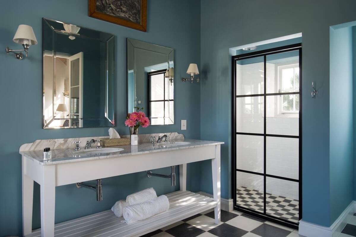 deep-soaking bathtub, free toiletries, hair dryer, towels