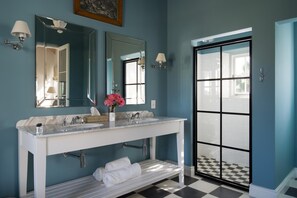 Deep soaking tub, free toiletries, hair dryer, towels - La Cotte Orchard Cottages (Franschhoek)