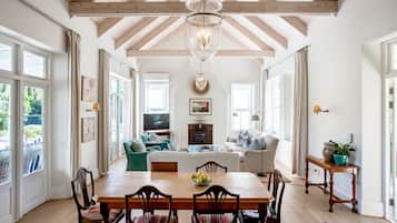 Casa de campo familiar, 3 habitaciones | Área de sala de estar | Televisión de pantalla plana