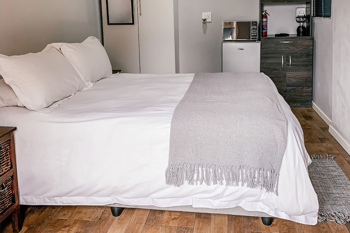 Room 5 | Free WiFi, bed sheets