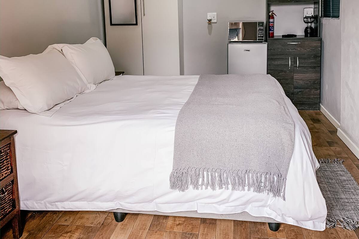 Room 5 | Free WiFi, bed sheets