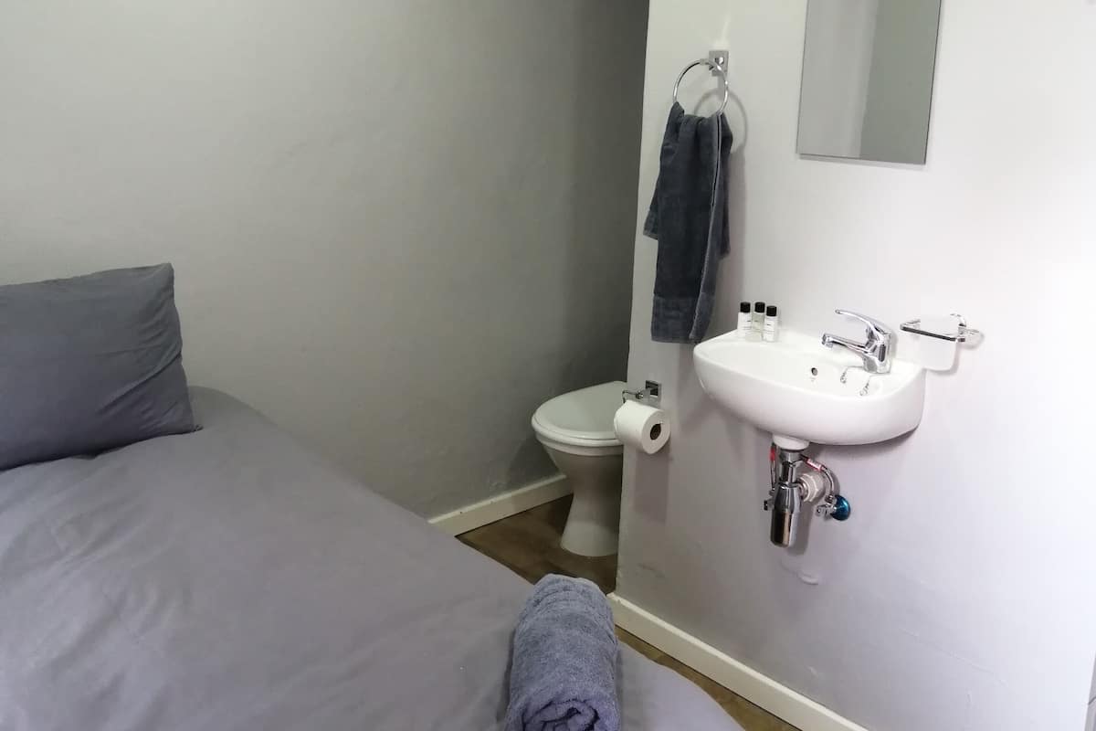 Room 6 | Free WiFi, bed sheets
