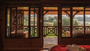 Eine Holzhütte mit einem Balkon mit Blick auf eine malerische Landschaft.