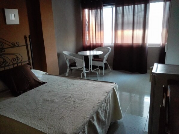 Kamer, 1 twee- of 2 eenpersoonsbedden | Een bureau, gratis babybedden, extra bedden (toeslag), beddengoed