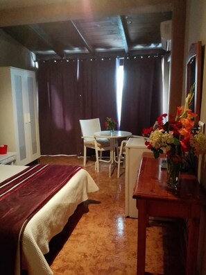Habitación con 1 cama doble o 2 individuales | Escritorio, cunas gratuitas, camas supletorias y ropa de cama