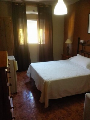 Double or Twin Room | Desk, free cribs/infant beds, rollaway beds, bed sheets - Hostal Manolo Matalascañas (Almonte)