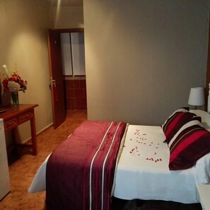 Habitación con 1 cama doble o 2 individuales | Escritorio, cunas gratuitas, camas supletorias y ropa de cama