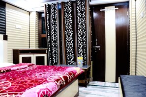 Kamar Double Comfort untuk 1 Orang, 1 Tempat Tidur King, balkon | Brankas, tempat tidur lipat/tambahan, dan Wi-Fi gratis