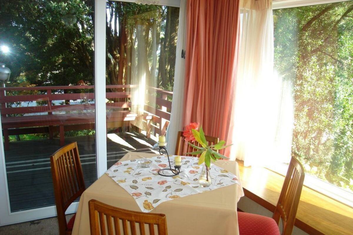 Premier Cabin, 1 Bedroom, Terrace, Lakeside | In-room dining