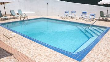 Kolam renang terbuka, dibuka dari pukul 6:00 hingga 22:00, payung kolam