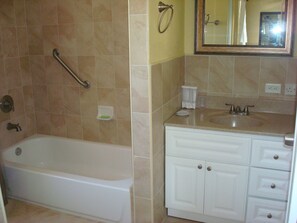 Deep soaking tub, rainfall showerhead, hair dryer, towels - Burcasa: Bed & Breakfast (Pembroke)