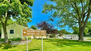 Un panneau indiquant la direction à suivre pour se rendre à la réserve nationale des dunes de Sleeping Bear, au bord du lac.