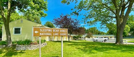 Un panneau indiquant la direction à suivre pour se rendre à la réserve nationale des dunes de Sleeping Bear, au bord du lac.