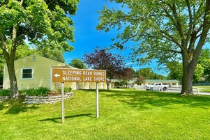 Placa indicando direções para a Costa de Lago Nacional Sleeping Bear Dunes.