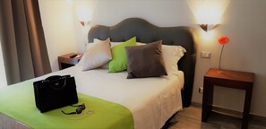 Basic-Dreibettzimmer | Hochwertige Bettwaren, Schreibtisch, Verdunkelungsvorhänge