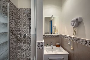 Shower, free toiletries, hair dryer, bidet - Prima Guest House Collection (Rome)