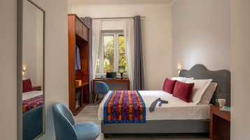 Ein Schlafzimmer mit Bett, Schreibtisch, Stuhl und Kleiderschrank.