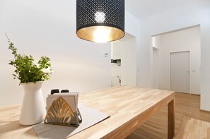 Tremannsrom – familie, flere senger | Spiseområde på rommet