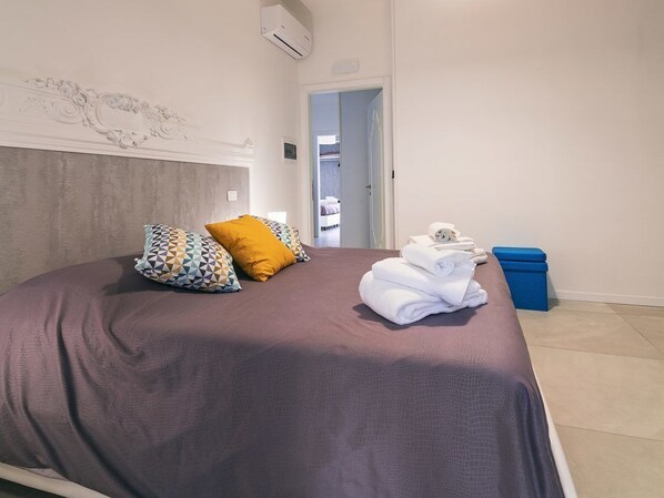 Tweepersoonskamer, balkon | Een kluis op de kamer, een bureau, geluiddichte muren, gratis wifi