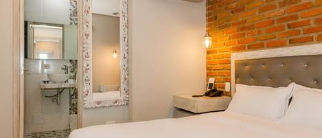 Dobbeltrom | Minibar, skrivebord, wi-fi (inkludert) og sengetøy