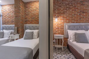 Habitación familiar | Minibar, escritorio, wifi gratis y ropa de cama