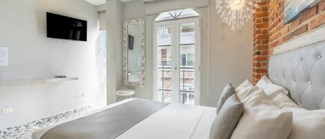 Double Room | Minibar, desk, free WiFi, bed sheets