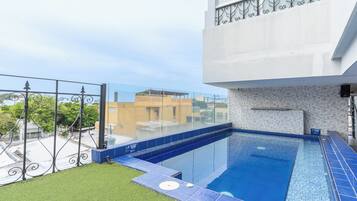 Piscina externa, espreguiçadeiras
