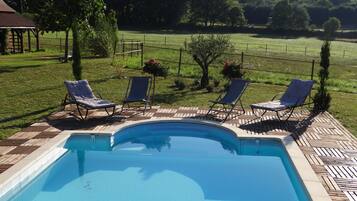 Kolam renang outdoor musiman, dengan payung kolam renang