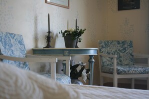 ห้องพักตกแต่งอย่างมีเอกลักษณ์, ตกแต่งพิเศษโดยเฉพาะ, โต๊ะทำงาน