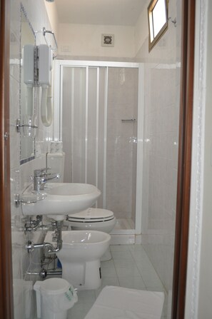 Ducha, artículos de tocador gratuitos, secador de pelo, toallas