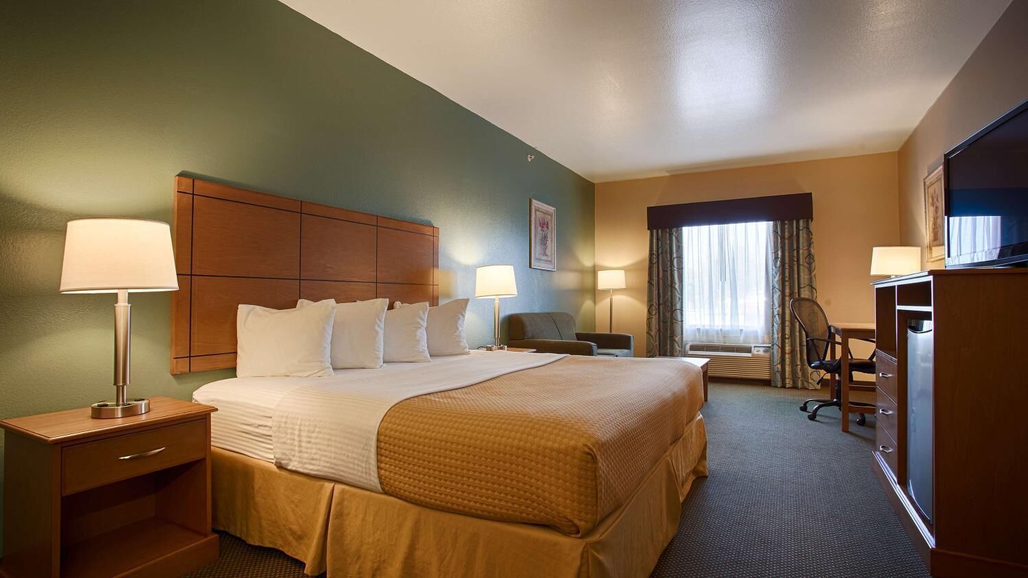 premium bedding, desk, soundproofing, free wifi