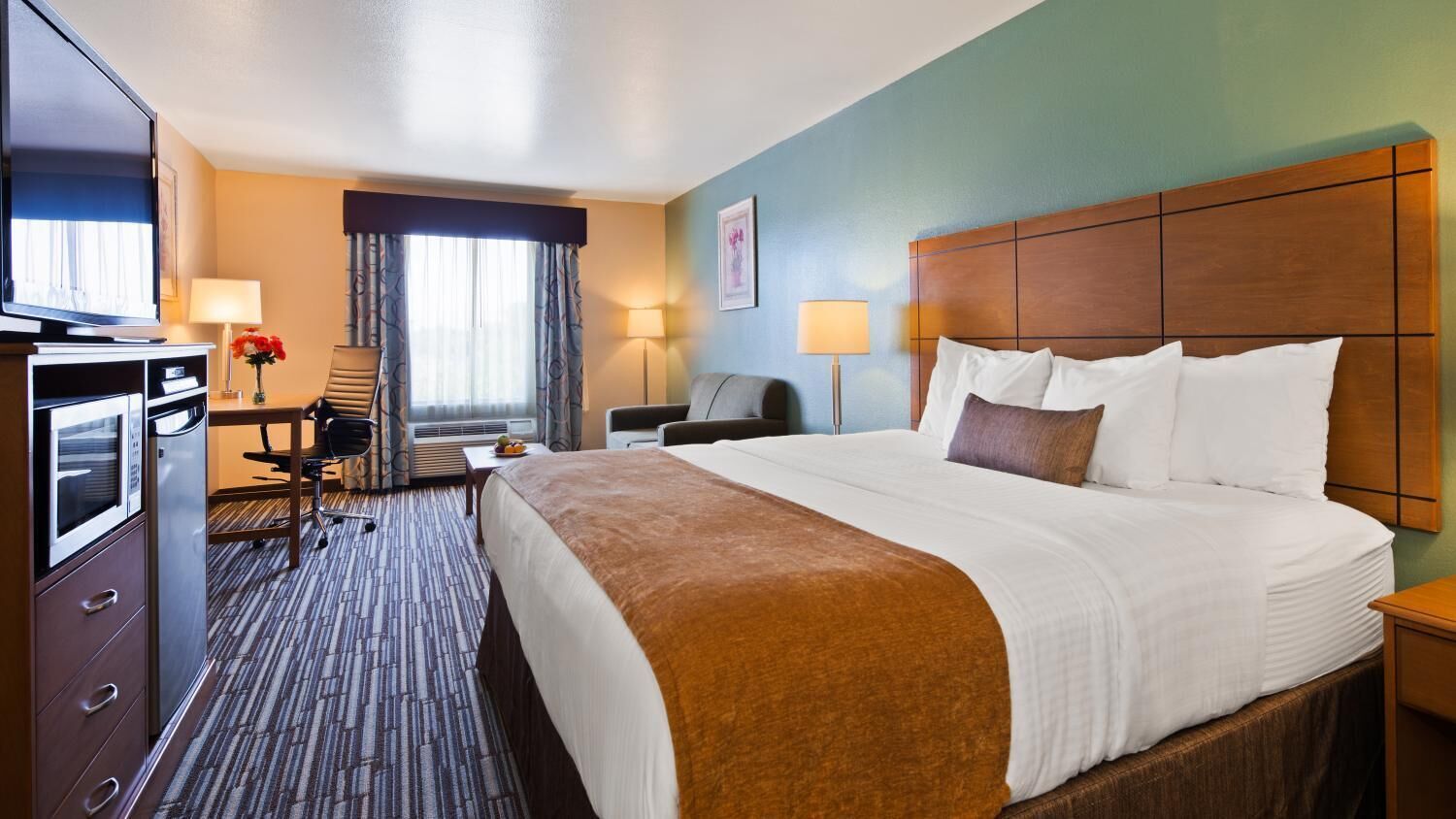 premium bedding, desk, soundproofing, free wifi