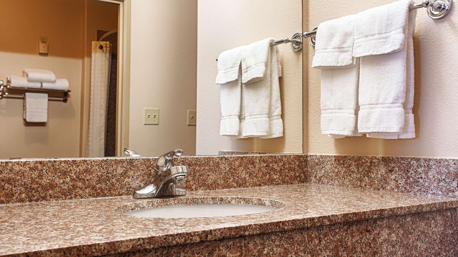 combined shower/bathtub, hair dryer, towels