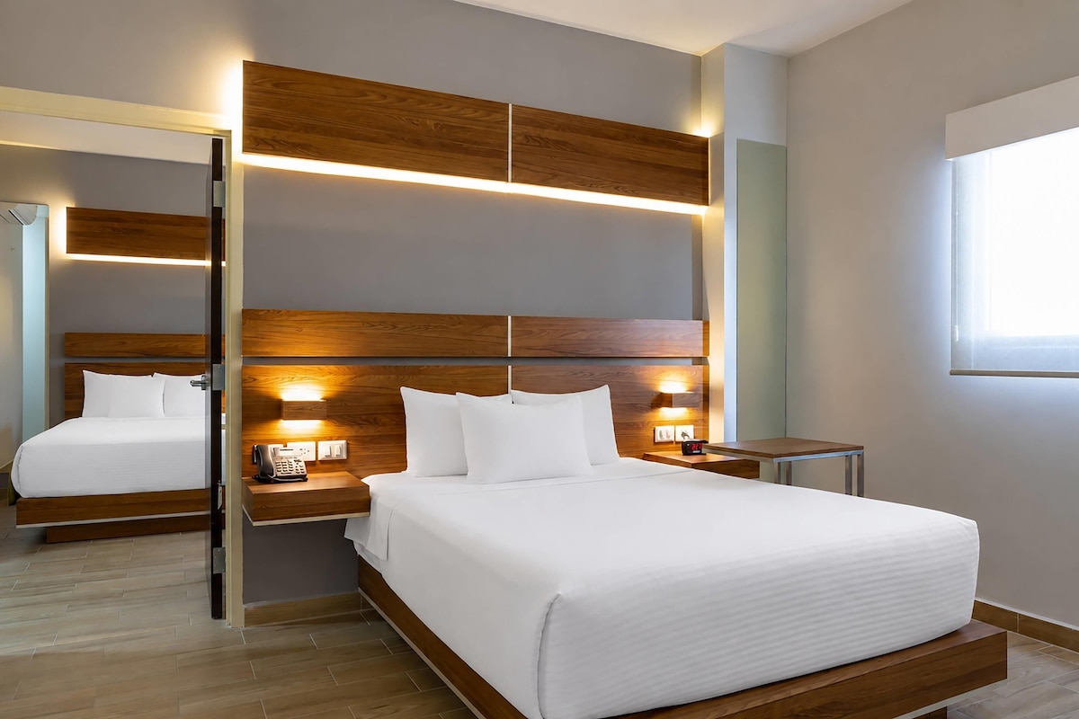 Standaard kamer, 1 queensize bed, niet-roken | Luxe beddengoed, een kluis op de kamer, een bureau, een laptopwerkplek