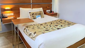 Premium-sengetøj, pengeskab på værelset, skrivebord