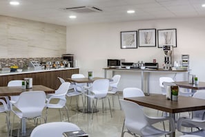 Café da manhã com buffet grátis todos os dias