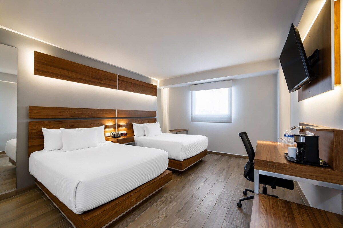Standaard kamer, 2 tweepersoonsbedden, niet-roken | Luxe beddengoed, een kluis op de kamer, een bureau, een laptopwerkplek