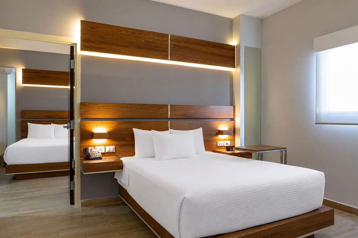 Standard Room, 1 Queen Bed, Non Smoking | Premium bedding, in-room safe, desk, laptop workspace
