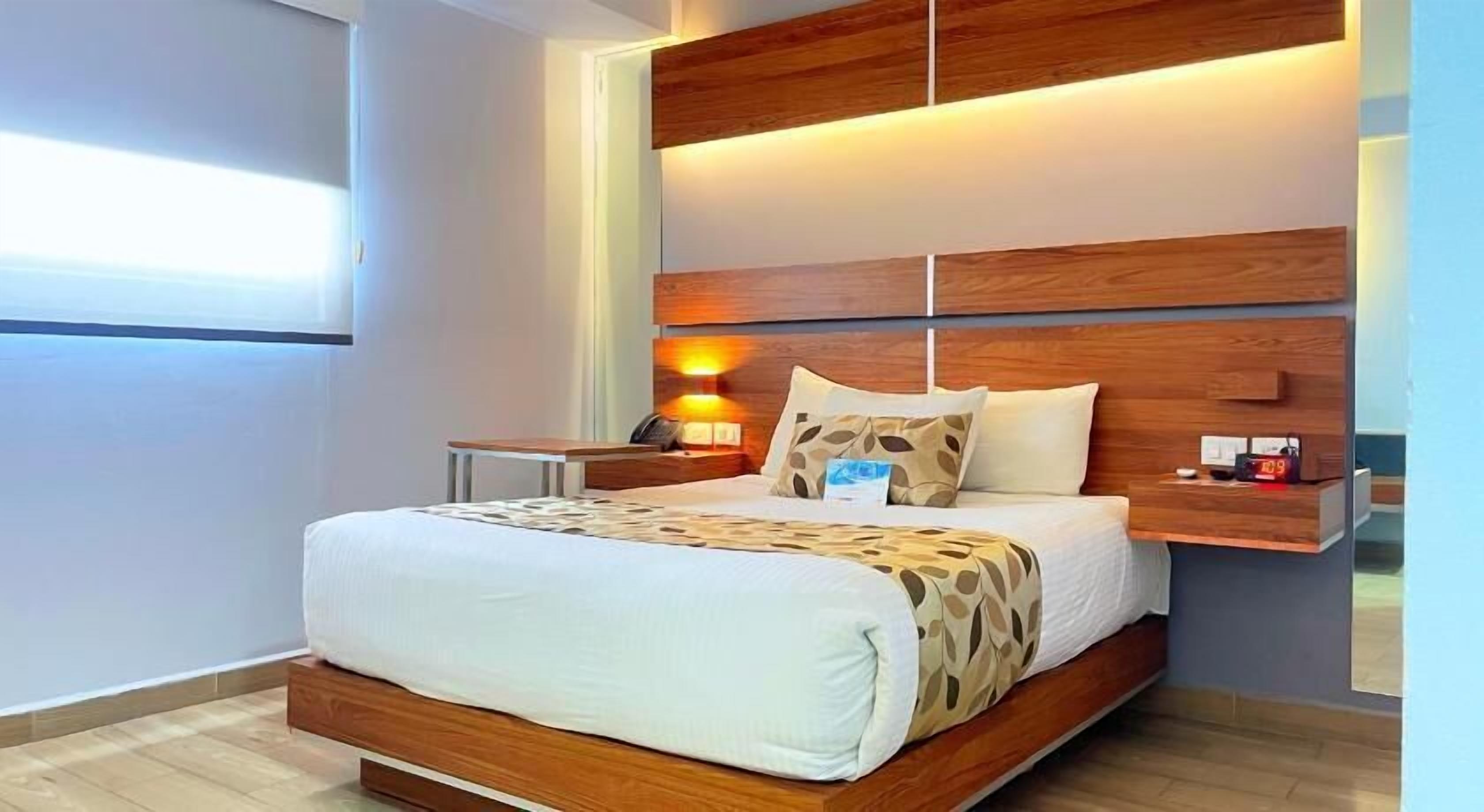 Premium bedding, in-room safe, desk, laptop workspace