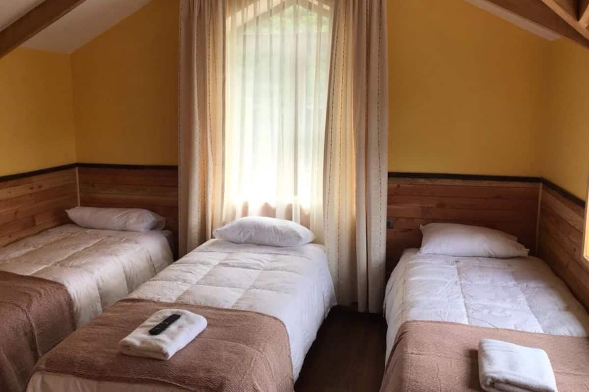 2 habitaciones, tabla de planchar con plancha y cunas gratuitas