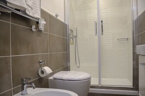 Double Room, Private Bathroom (#5 Sport) | Bathroom | Shower, free toiletries, hair dryer, slippers - Roma Vespahouse (Rome)