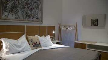 Tweepersoonskamer (#2 Primavera) | Een kluis op de kamer, een bureau, een laptopwerkplek